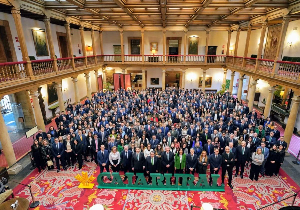 Foto de familia de los 450 empleados de Caja Rural de Asturias, en el Hotel de la Reconquista.