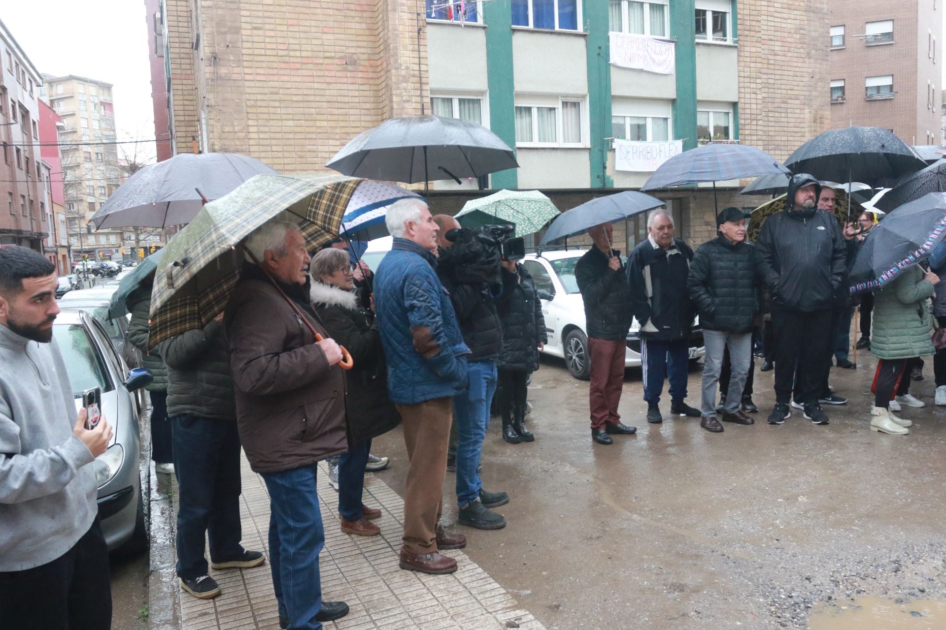 Concentración ante la antigua fábrica de Flex por los continuos retrasos en el derribo
