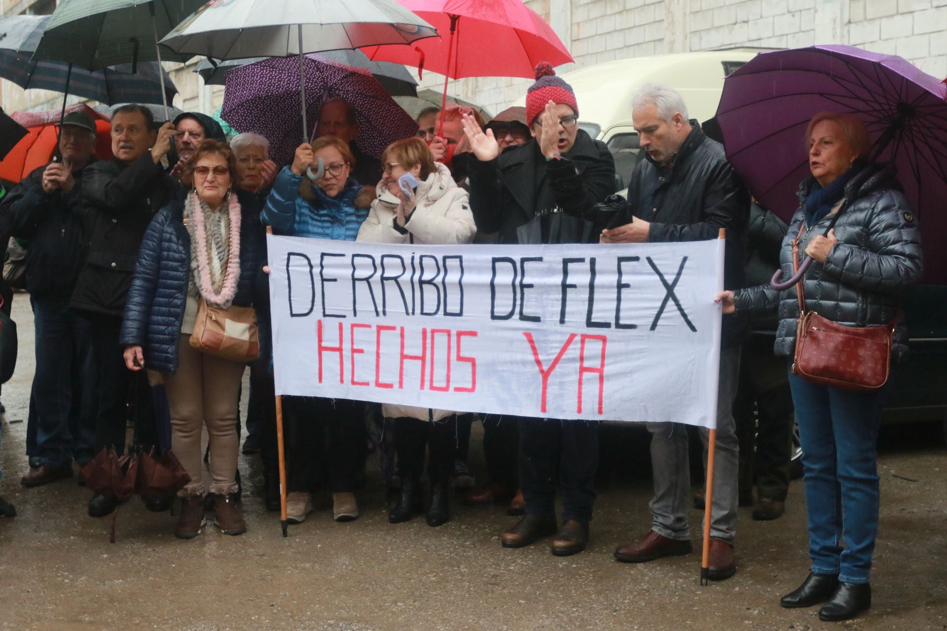 Concentración ante la antigua fábrica de Flex por los continuos retrasos en el derribo