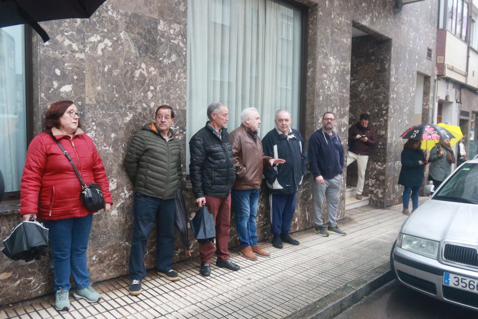 Concentración ante la antigua fábrica de Flex por los continuos retrasos en el derribo