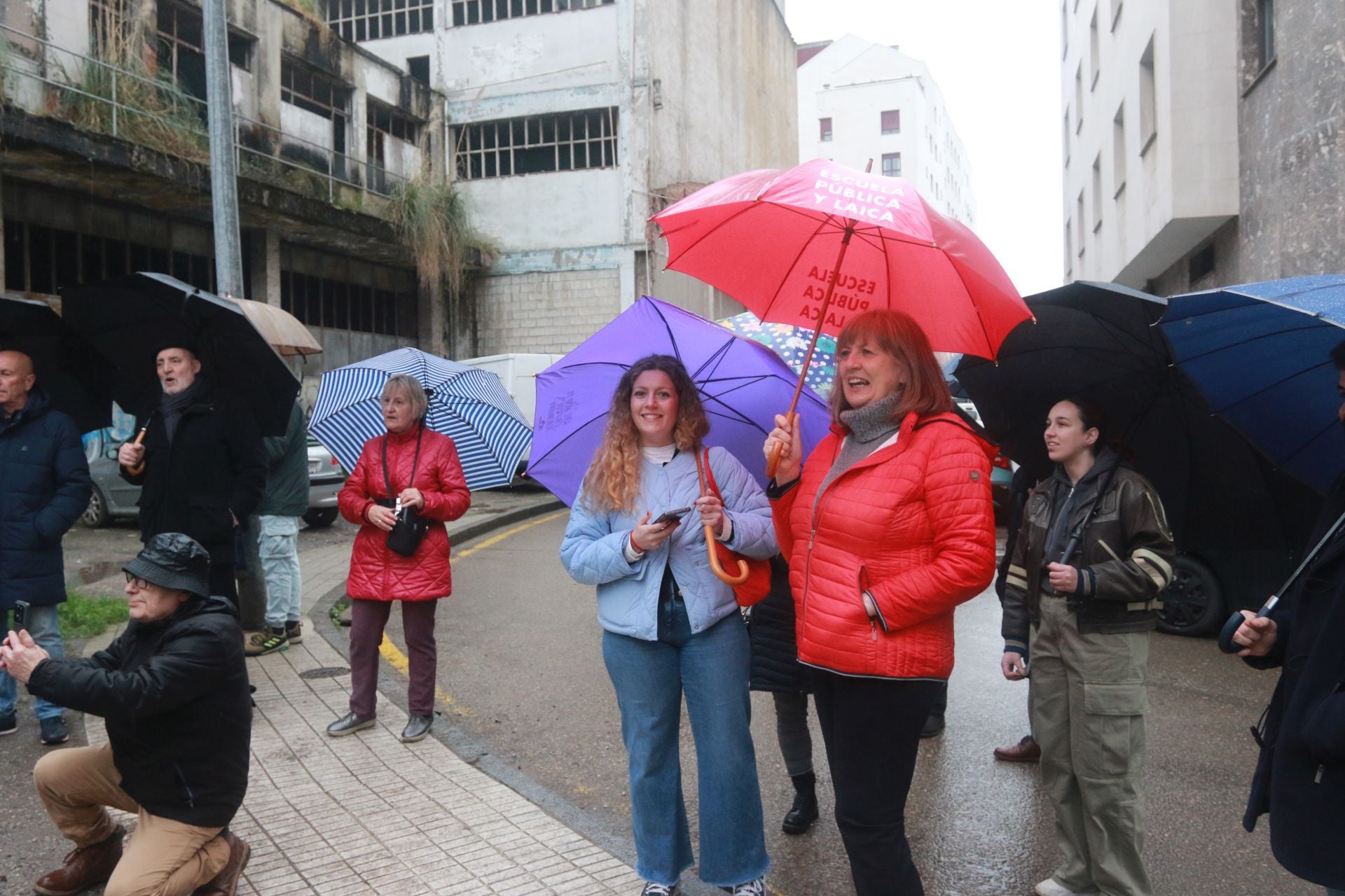 Concentración ante la antigua fábrica de Flex por los continuos retrasos en el derribo