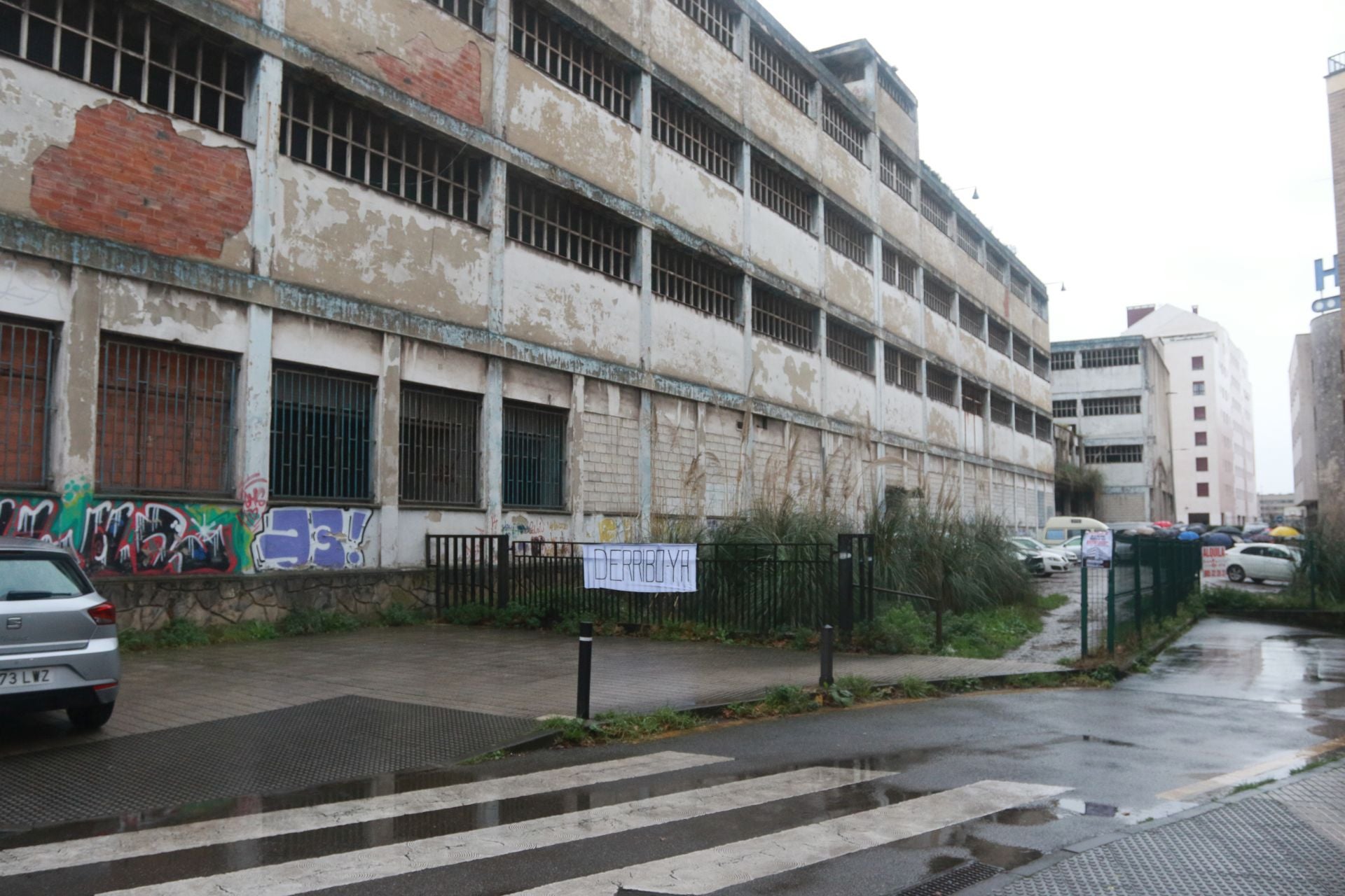 Concentración ante la antigua fábrica de Flex por los continuos retrasos en el derribo