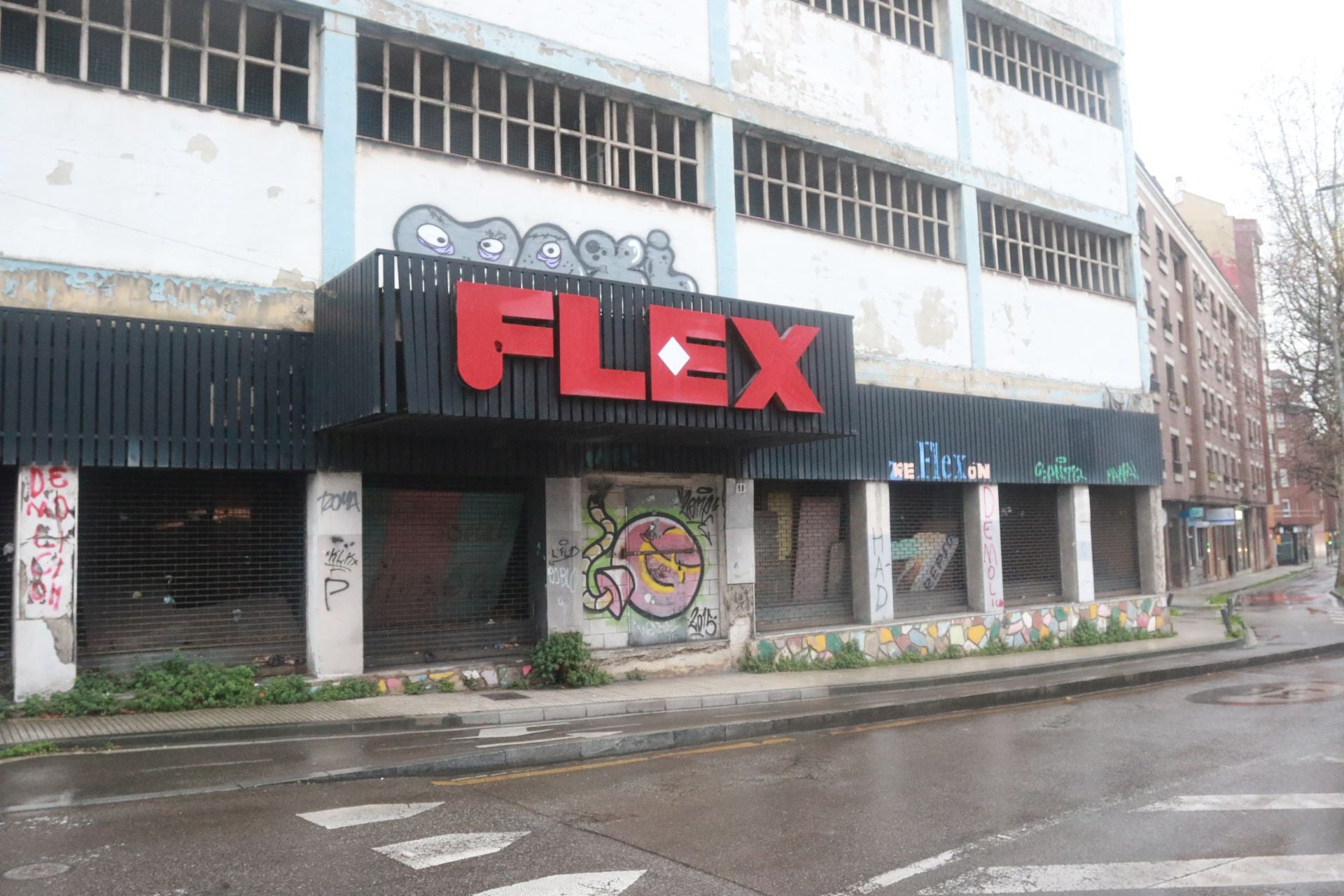 Concentración ante la antigua fábrica de Flex por los continuos retrasos en el derribo