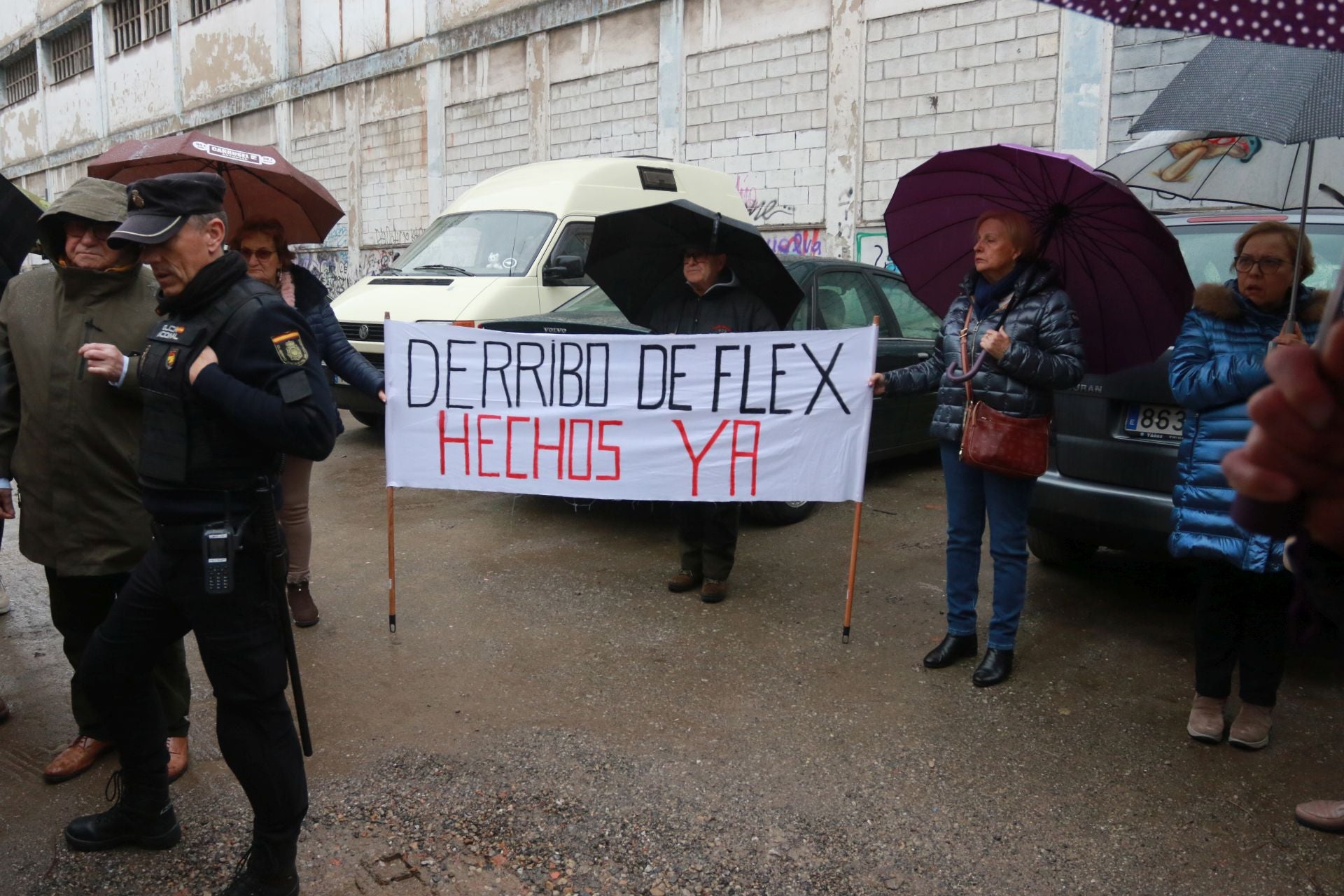 Concentración ante la antigua fábrica de Flex por los continuos retrasos en el derribo
