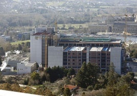 El Hospital Universitario de Cabueñes, con las obras de ampliación en primer término, en una imagen de ayer.