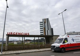 Una ambulancia llega a Urgencias del Hospital Universitario Central de Asturias (HUCA).