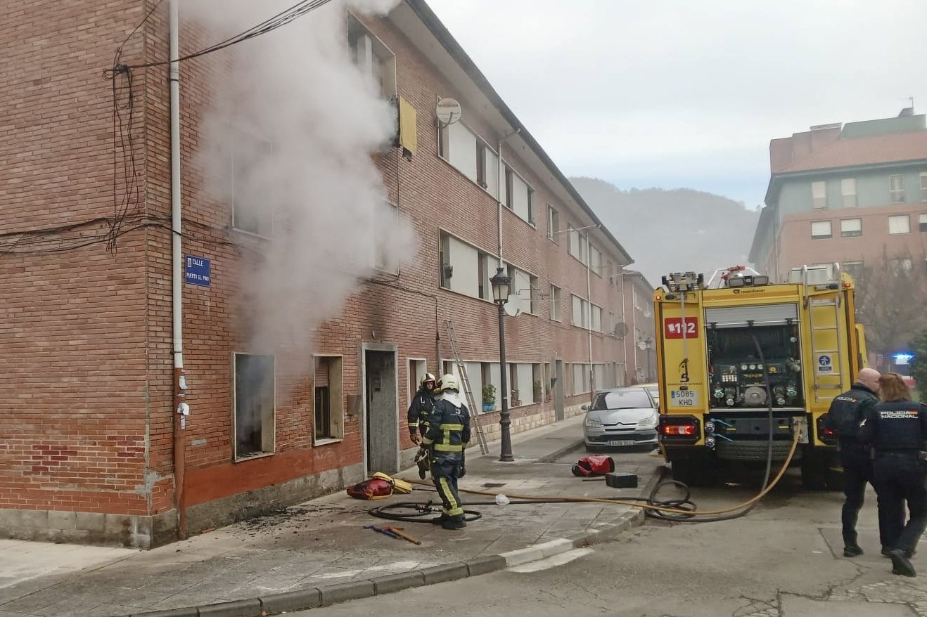 Un incendio en un piso de Blimea deja dos heridos y a todos los vecinos desalojados