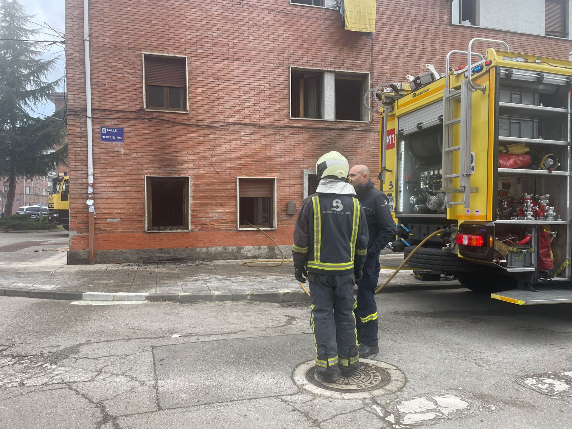 Un incendio en un piso de Blimea deja dos heridos y a todos los vecinos desalojados