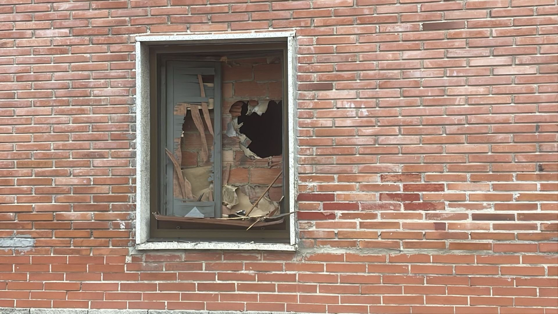 Un incendio en un piso de Blimea deja dos heridos y a todos los vecinos desalojados