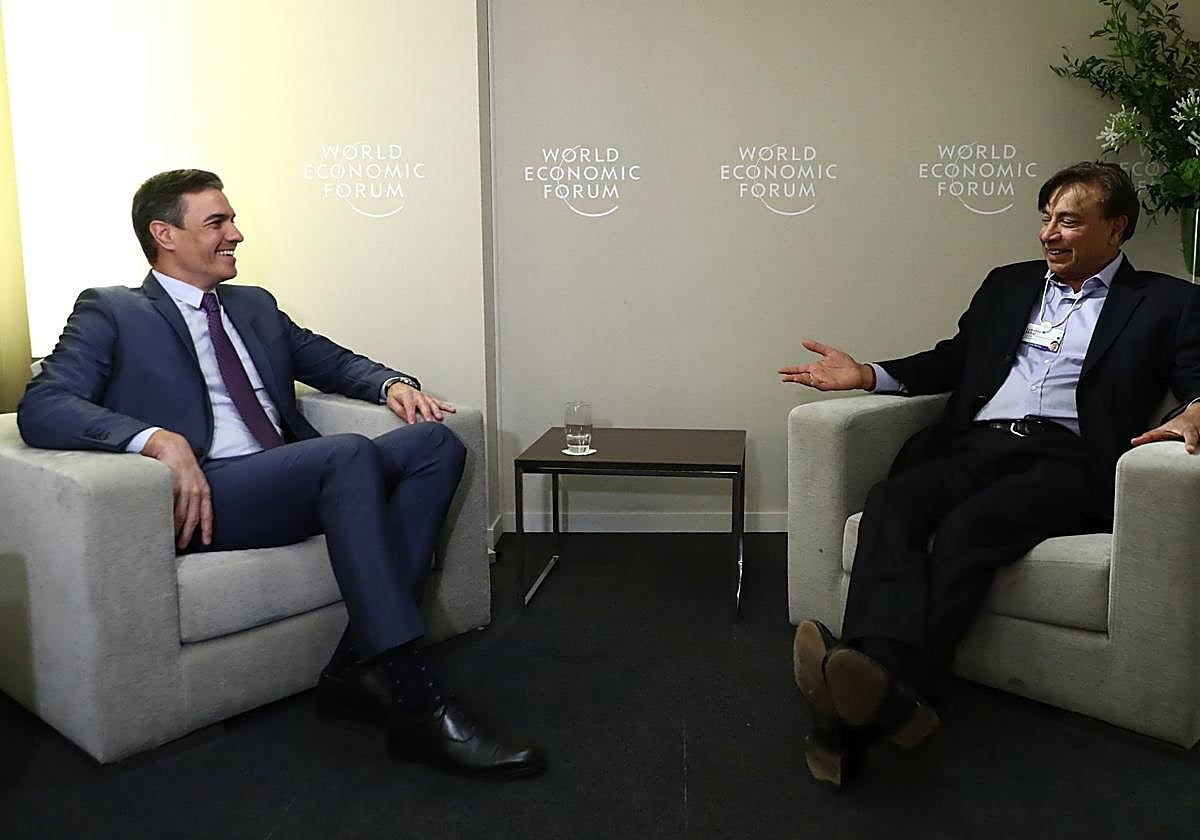 Pedro Sánchez y Lakshmi Mittal en una pasada edición del Foro Económico Mundial.