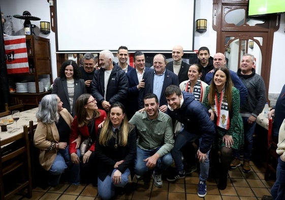 La representación del Sporting, junto a la cúpula de la Federación de Peñas, inauguran la nueva peña. En el centro, camisa azul, Germán Cano, presidente de la agrupación naciente.