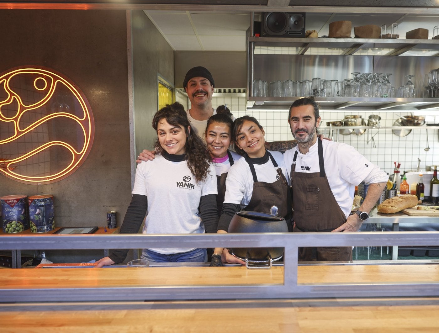 Trabajadores del Yanik, uno de los gastrobares del mercado de abastos.