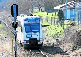 Un tren a su paso por Figaredo.