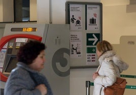 Pasajeras en la estación de tren de Oviedo.