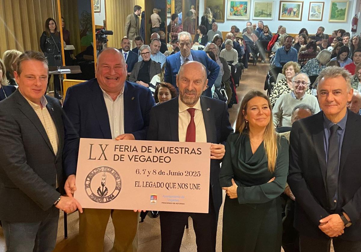 El consejero de Medio Rural, Marcelino Marcos; el alcalde de Vegadeo, César Álvarez; el presidente de la Junta General, Juan Cofiño; la directora general de Inmigración, Olaya Gómez Romano, y el presidente del Centro Asturiano de Madrid, Valentín Martínez Otero, en la sede del centro, presentando la sexagésima Feria de Muestras de Vegadeo.