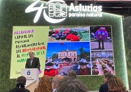 El alcalde de Villaviciosa, Alejandro Vega, en el pabellón asturiano de Fitur.