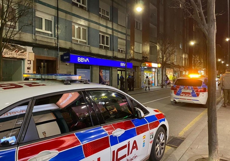 La Policía, ante el cajero en el que se encuentra atrincherado el hombre, en la avenida Schulz.