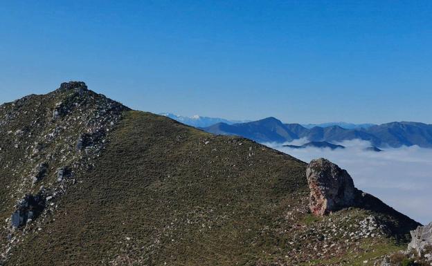 Collau Diente y Cerru Niañu vistos desde el pico la Piedra
