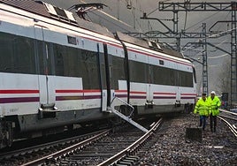 El tren descarrilado en Soto del Rey.