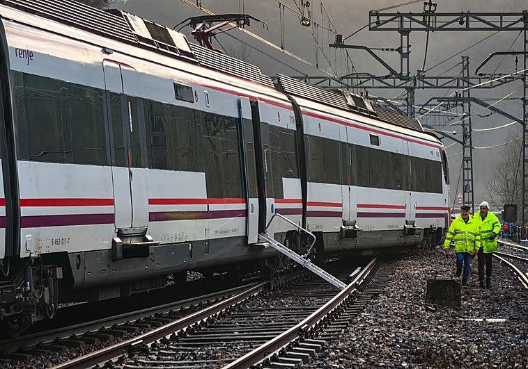 El tren descarrilado en Soto del Rey.