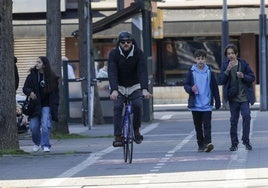 Ciclista y peatones, en Torcuato Fernández-Miranda, en Gijón.