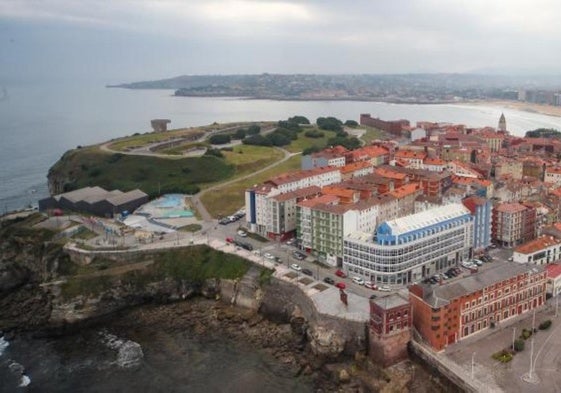 Vista aérea del barrio de Cimavilla, en Gijón, para el que el Principado de Asturias está tramitando la declaración como zona de mercado residencial tensionada.