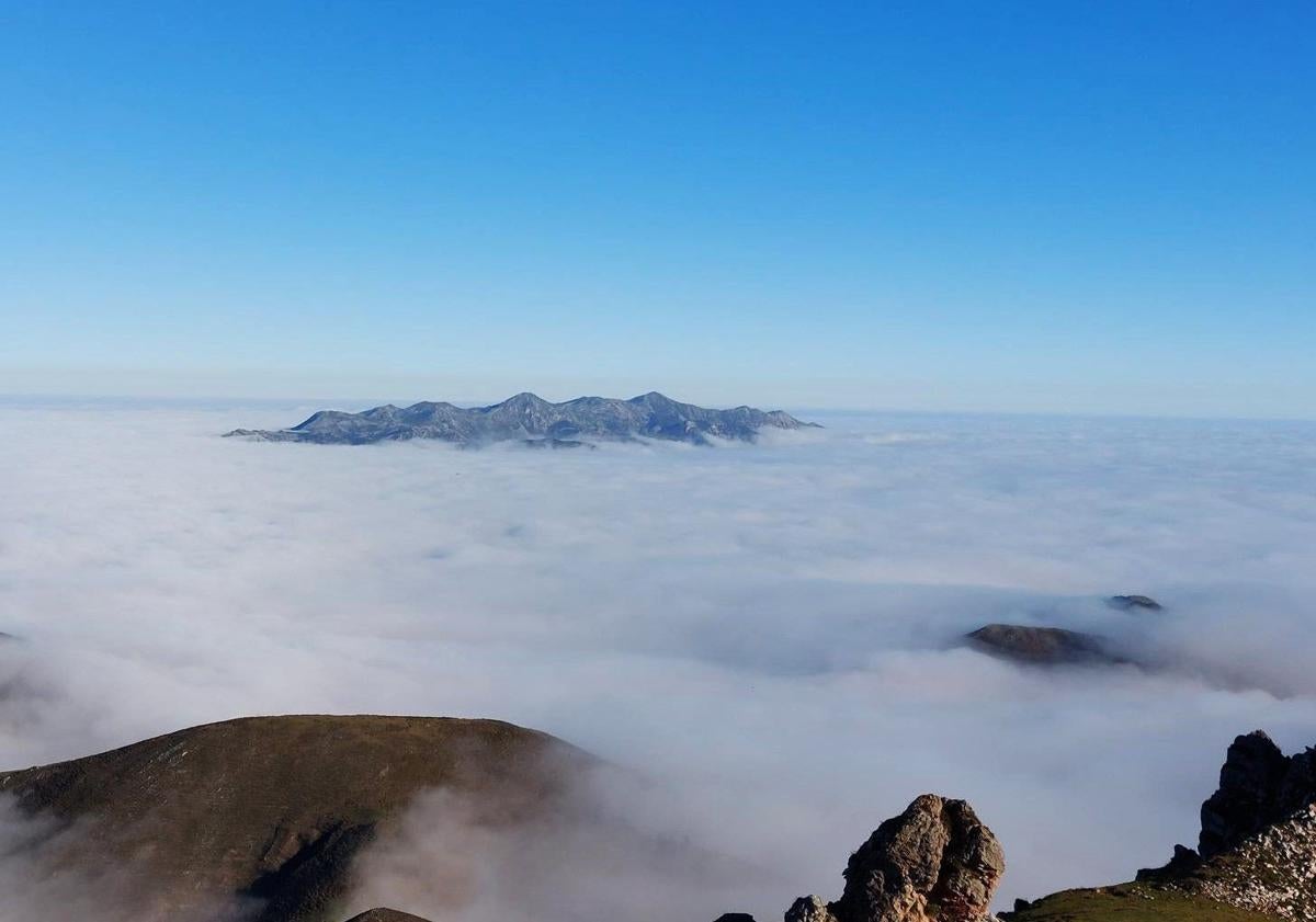 Imagen principal - Parte de las amplias vistas que se ven desde el Cerru Niañu 