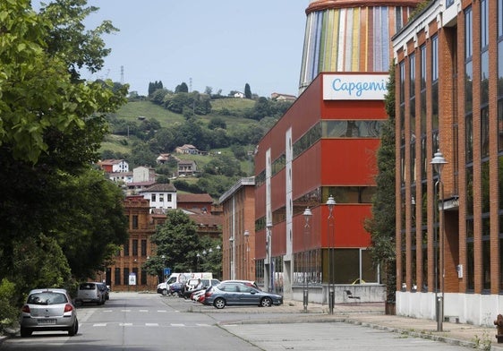 Una de las calles del polígono industrial Valnalón, cerca del centro urbano de La Felguera.