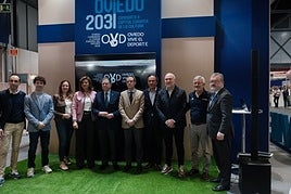 Asistentes a la presentación, con el alcalde Alfredo Canteli, en el centro de la imagen.