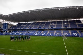 Los jugadores del Real Oviedo, sobre el césped del Carlos Tartiere.