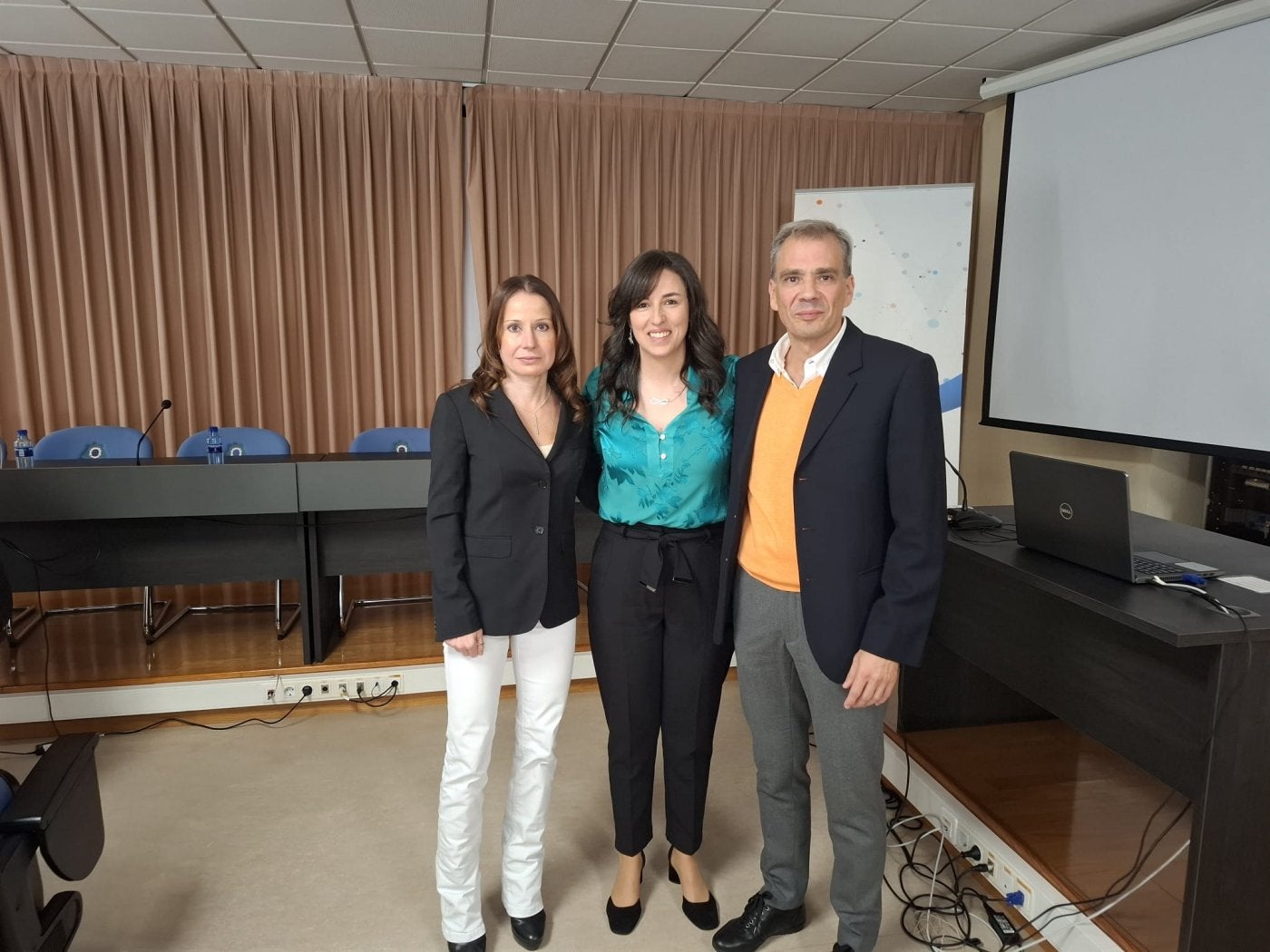 Tres de los autores del estudio: Nélida Conejo, María Cruz Sousa, de la Universidad de Oviedo, y Gustavo Rodríguez (Universidad de Vigo). El cuarto autor es David Lastra, fisioterapeuta del Hospital de Jove.