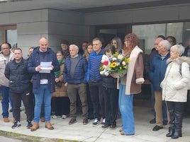 Los padres y hermanos de Sheila Barrero, arropados por sus vecinos.