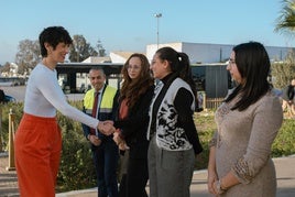 La ministra saluda a las conductoras de ALSA en Rabat.