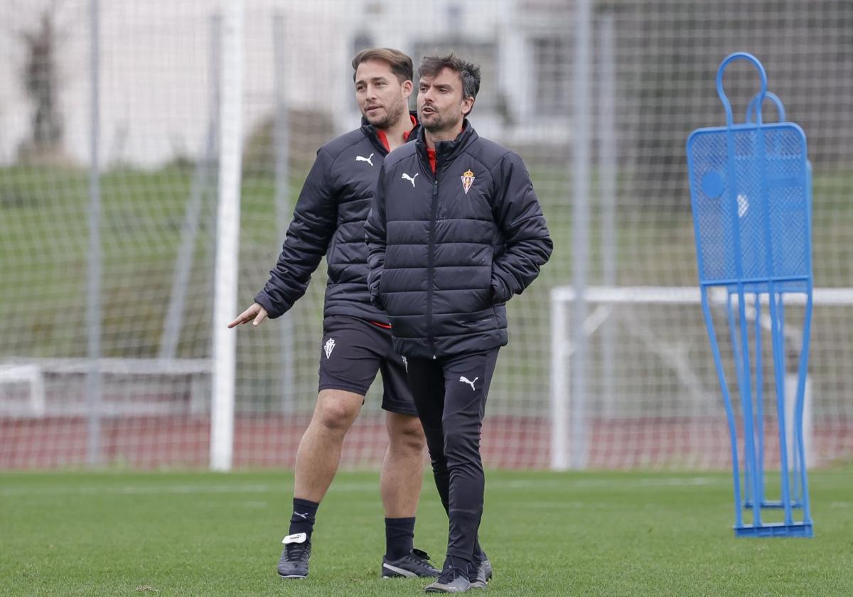 Albés, en el entrenamiento de ayer, con Iván Cabezudo, uno de sus técnicos de confianza.