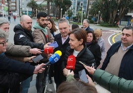 Carmen Moriyón, atiende a los medios este mediodía durante la inauguración del nuevo carril bici de Fomento.