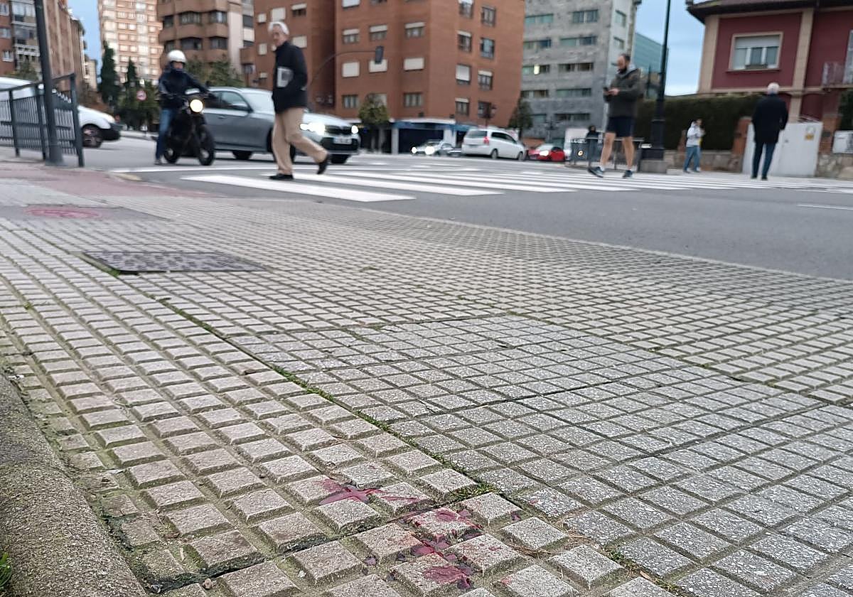 Restos de sangre en la acera donde se produjo el atropello.