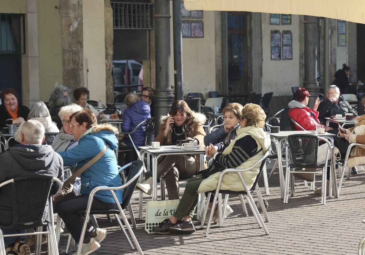 Las terrazas de la plaza Hermanos Orbón suponen un atractivo para hosteleros y clientes.