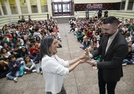 Eva Rami recibe el galardón de ex alumna de honor del colegio Clarín 2024 de la mano del director del centro, Pablo Casanova.