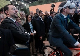 Asturias en Fitur 2025: Pedro Sánchez prueba la bici del Principado y bebe sidra