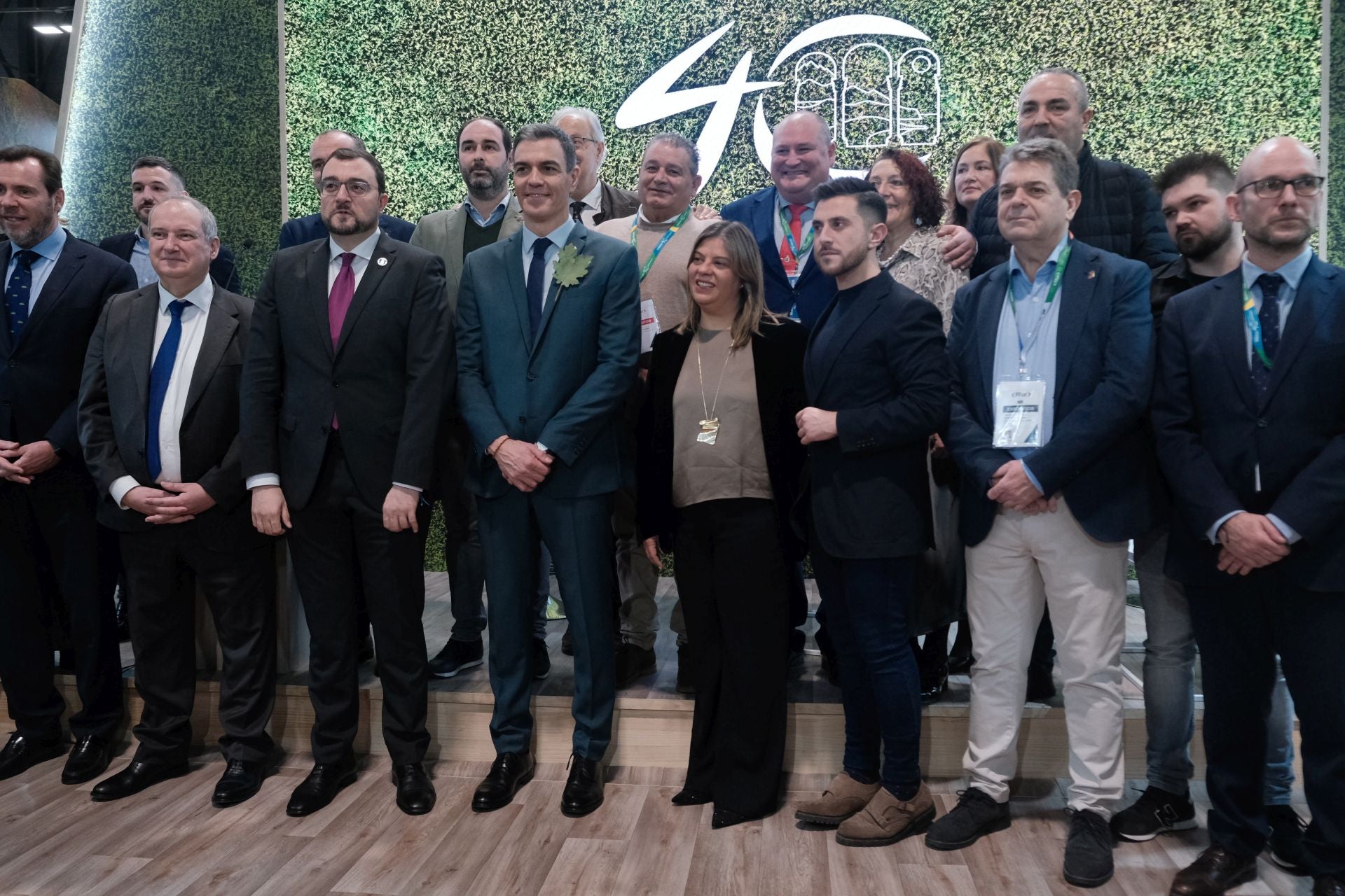 Asturias en Fitur 2025: Pedro Sánchez prueba la bici del Principado y bebe sidra