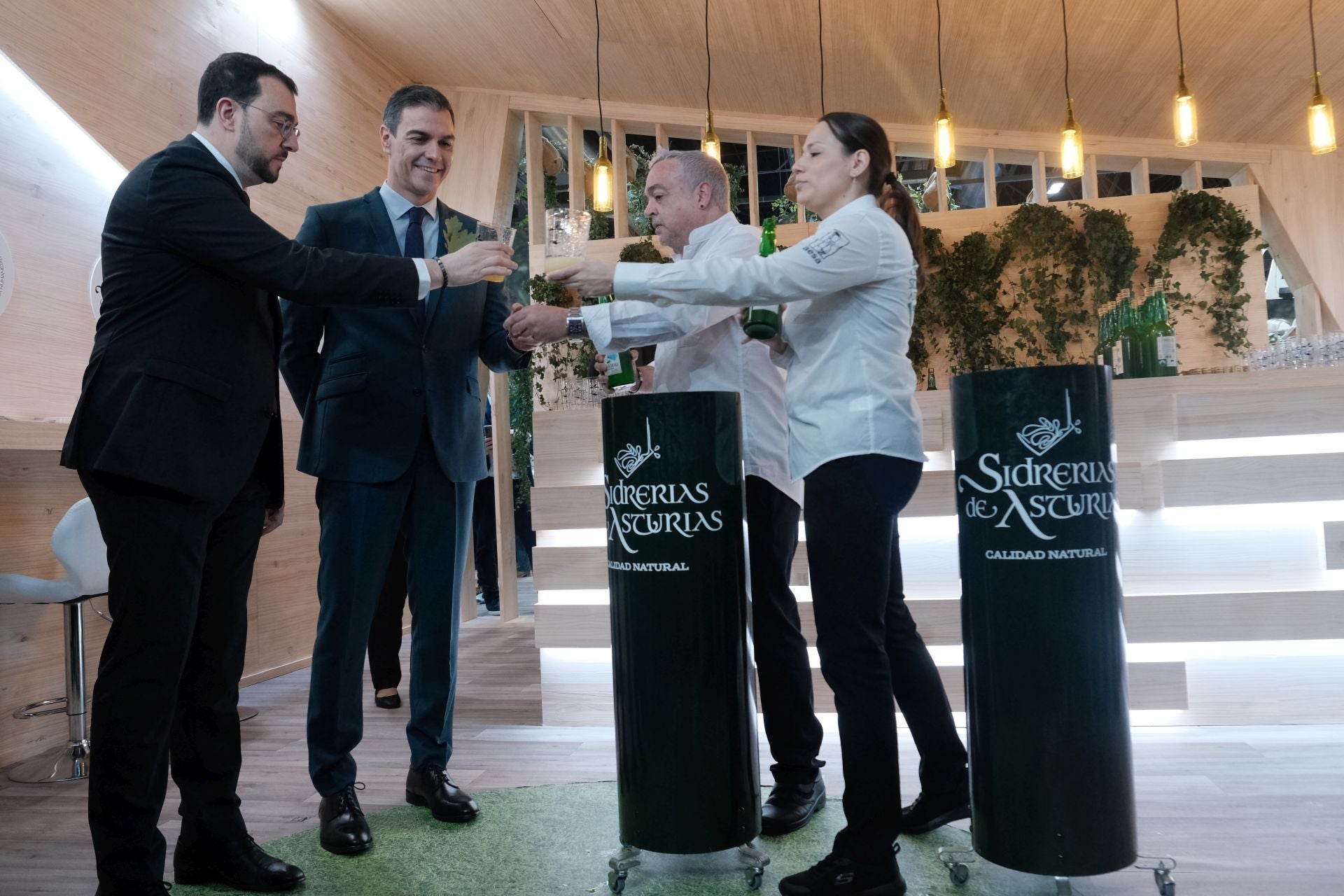 Asturias en Fitur 2025: Pedro Sánchez prueba la bici del Principado y bebe sidra