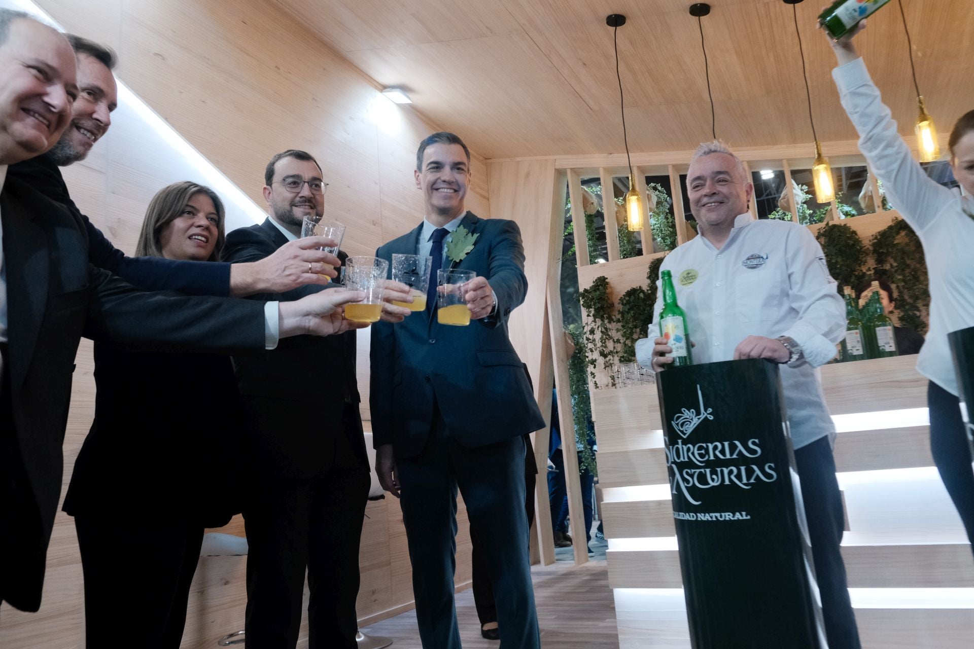 Asturias en Fitur 2025: Pedro Sánchez prueba la bici del Principado y bebe sidra