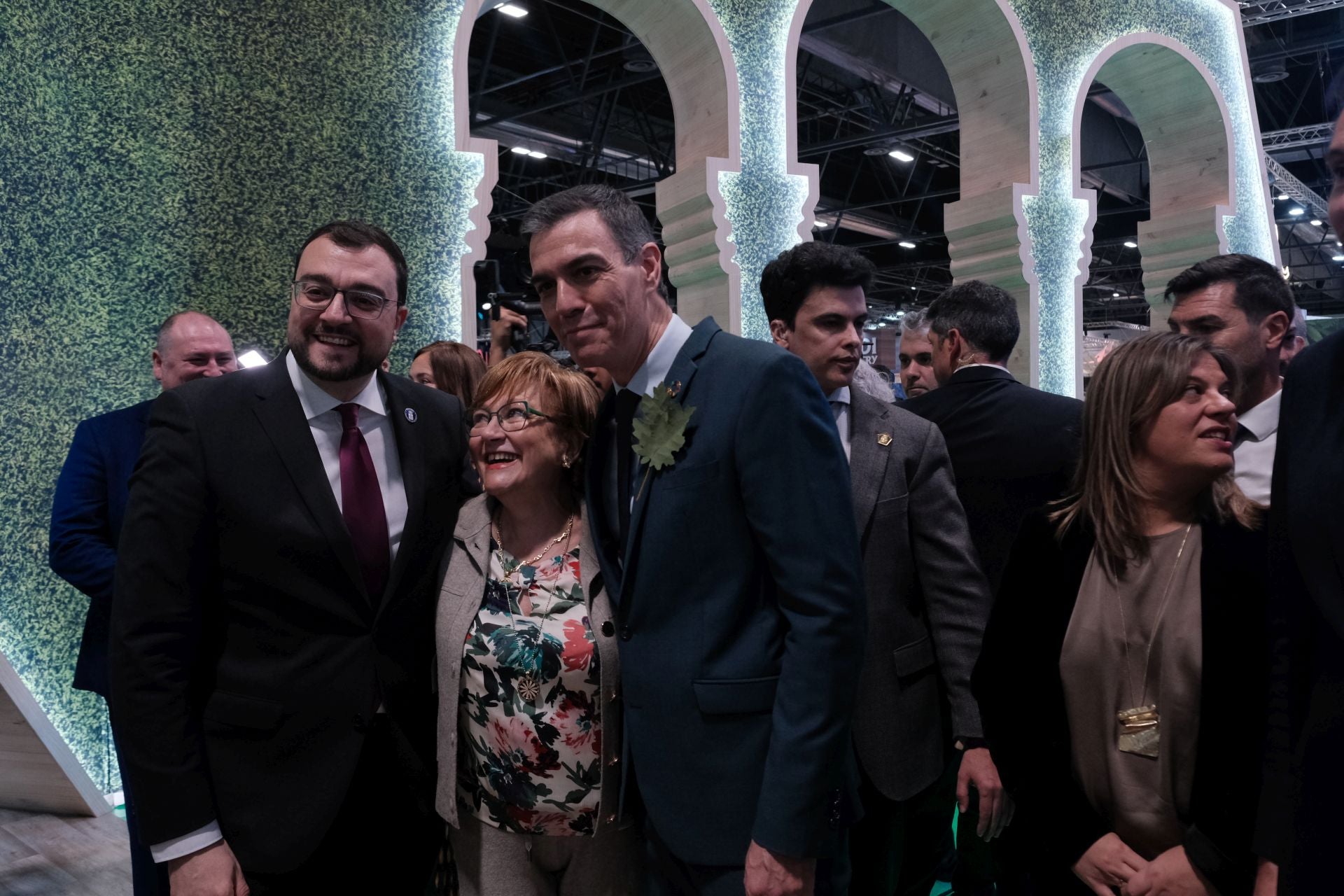 Asturias en Fitur 2025: Pedro Sánchez prueba la bici del Principado y bebe sidra