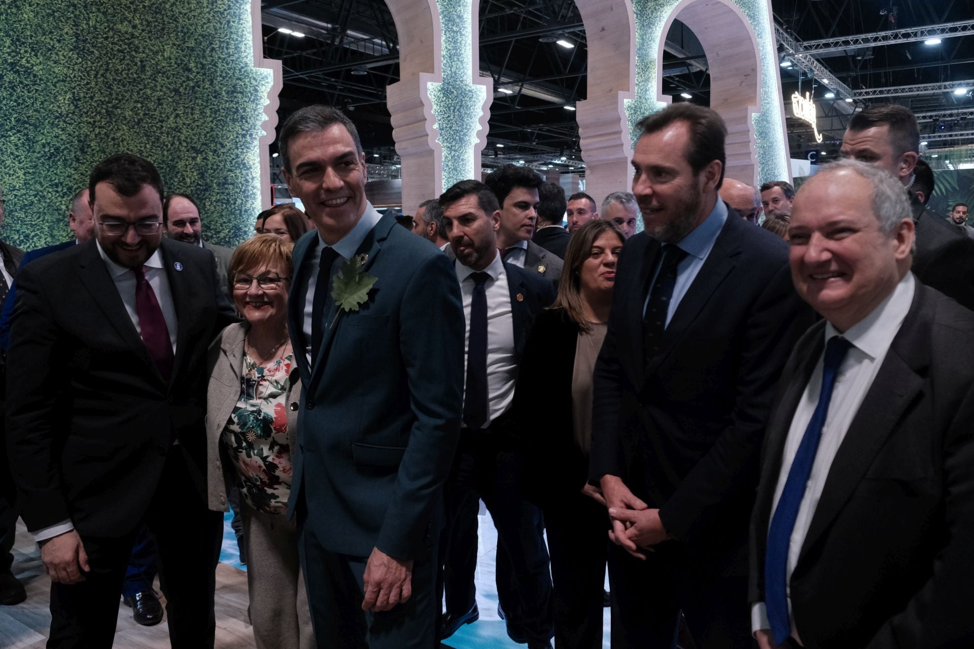 Asturias en Fitur 2025: Pedro Sánchez prueba la bici del Principado y bebe sidra