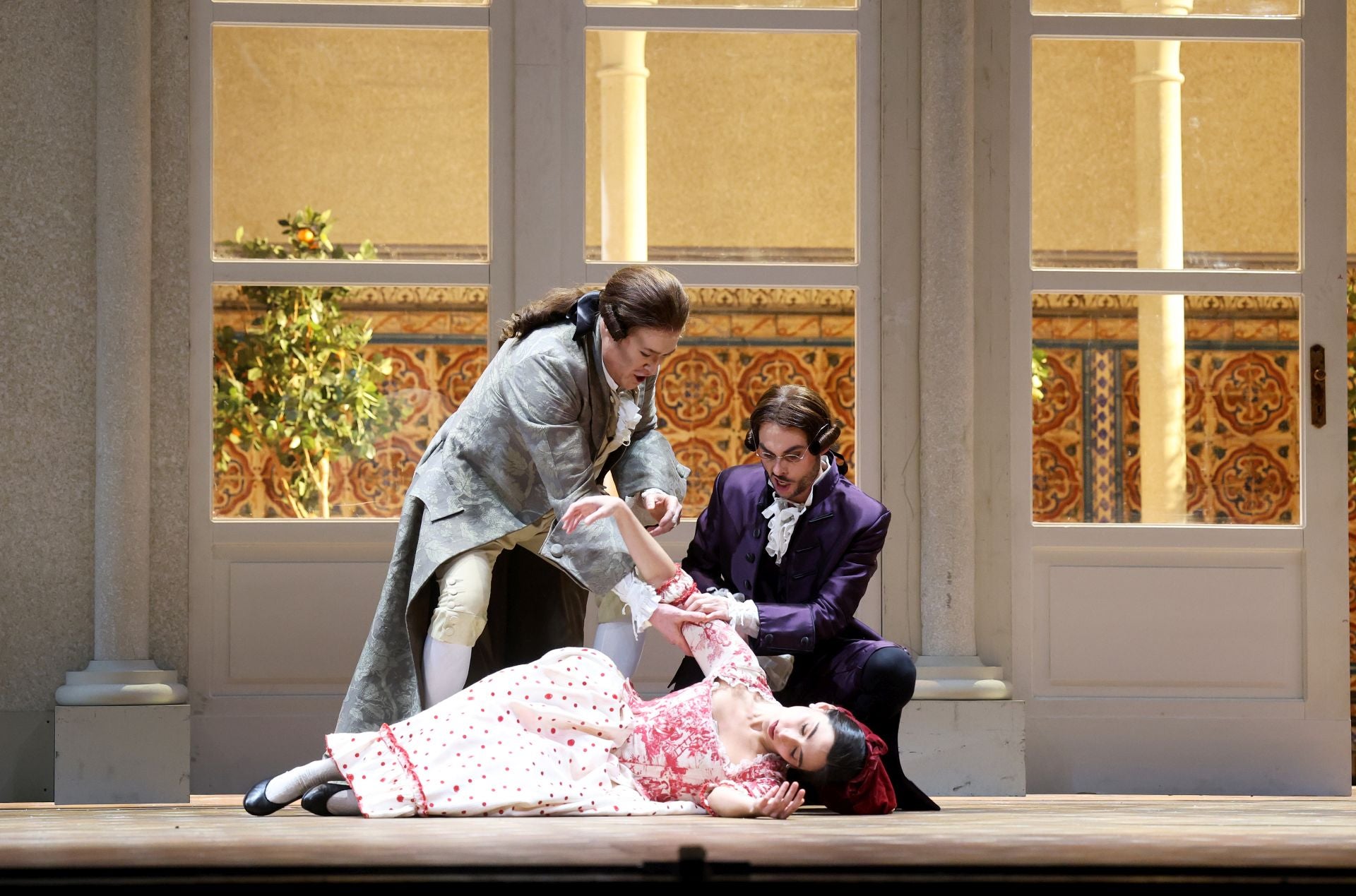 Don Basilio (Pablo García-López) y el conde de Almaviva (José Antonio López), con Susana (Mercedes Gancedo).