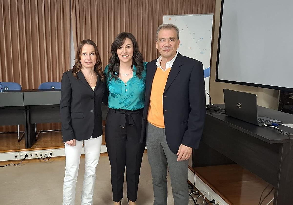 Tres de los autores del estudio: Nélida Conejo Jiménez y María Cruz Sousa Fraguas, de la Universidad de Oviedo, y Gustavo Rodríguez Fuentes, de la Universidad de Vigo. El cuarto autor es David Lastra, fisioterapeuta de la Fundación Hospital de Jove.