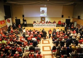 Asamblea de trabajadores de Arcelor convocada por el sindicato CGT, el jueves, en la localidad francesa de Dunkerque.