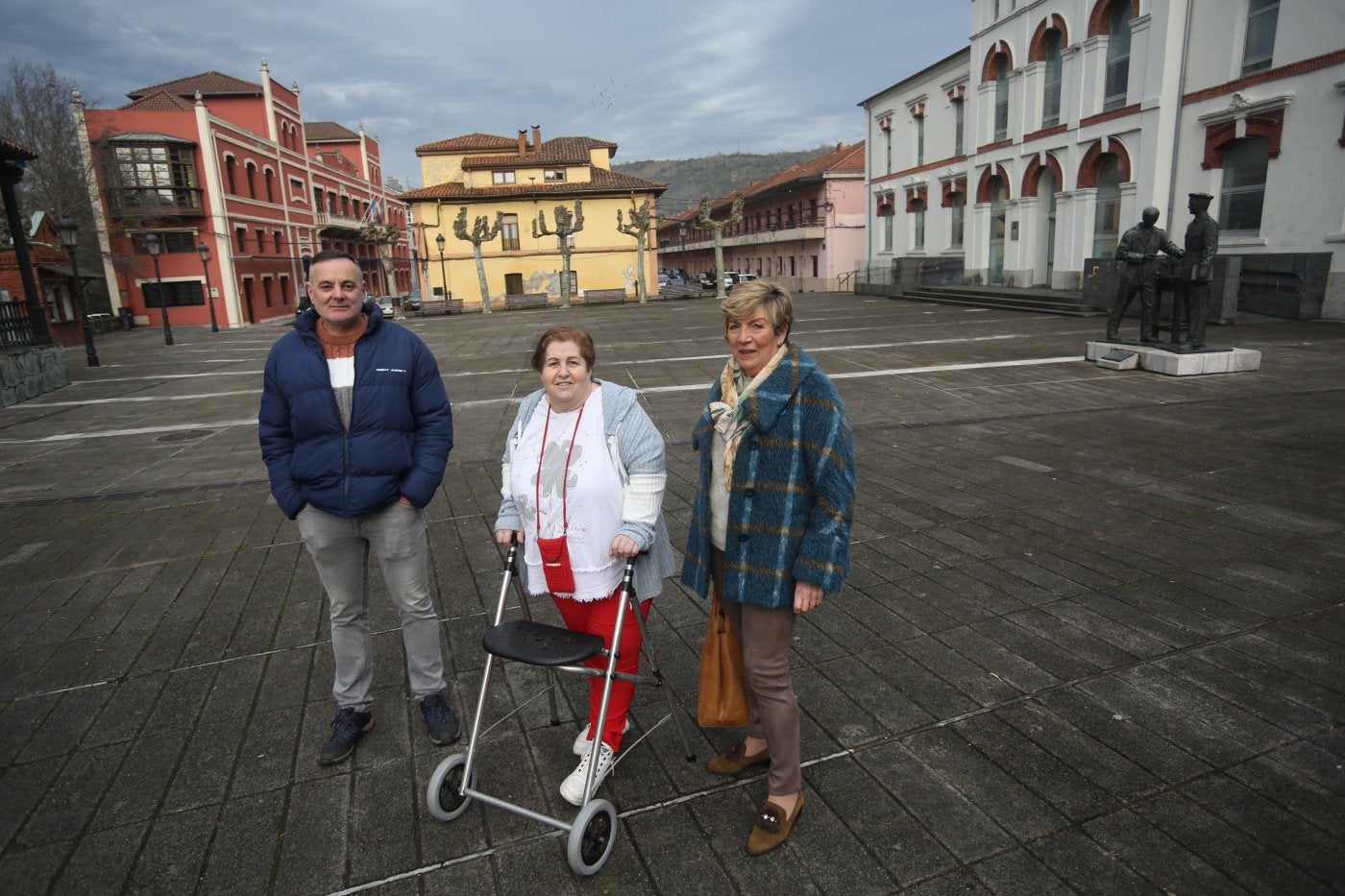 Iván Álvarez, presidente de la AMPA del colegio de Trubia; Emi Rodríguez, vicepresidenta de la Asociación de Vecinos de Villarín; y Fifi Quiroga, presidenta de la Asociación de Amas de Casa de Trubia, reclaman mejoras para los vecinos.