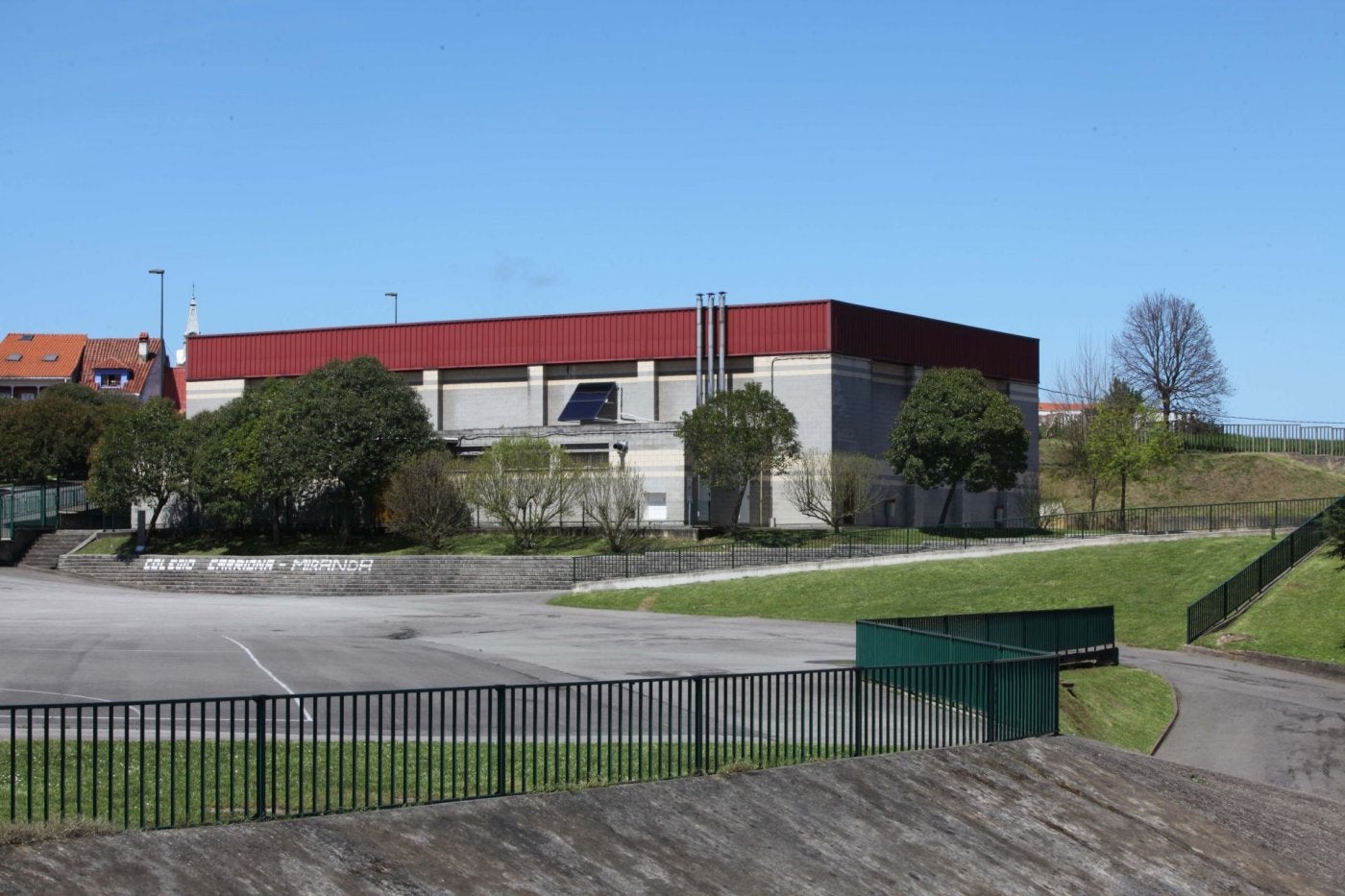 El nuevo polideportivo de La Carriona se prevé contruir en el entorno del actual polideportivo del colegio.