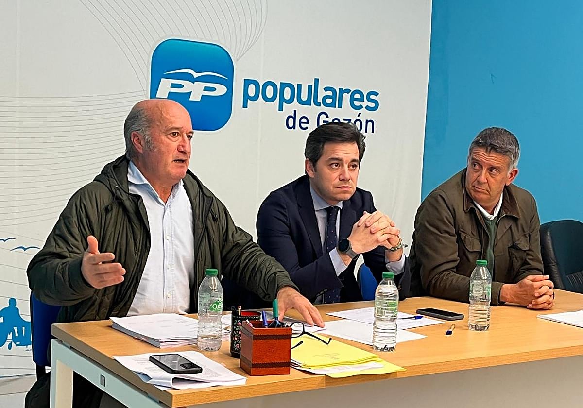 El diputado popular Luis Venta; el presidente del partido en Gozón, José Fernández de la Mela; y el portavoz Florentino Cuétara.